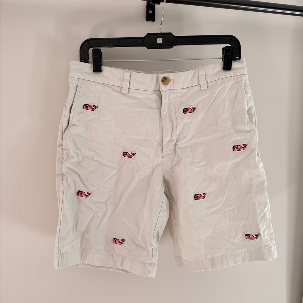 Vineyard Vines Men's Cream Shorts with Whale Design